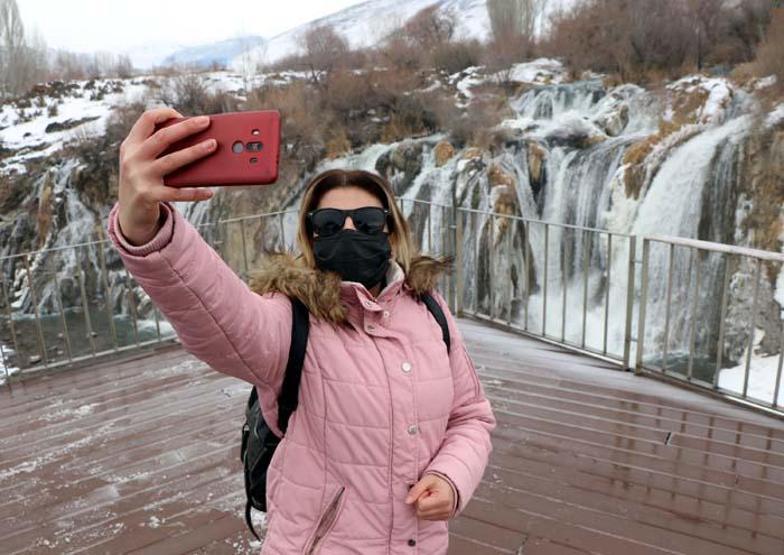 Manzarayı gören telefonuna sarılıyor