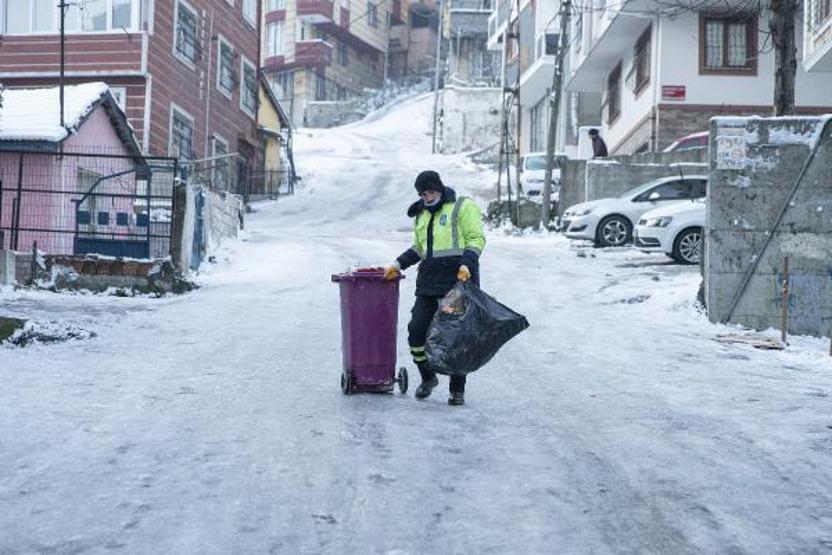 Yerler buz pistine döndü: Ayakta durmakta zorlandılar