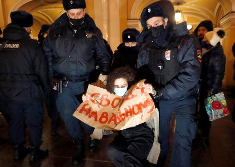 Rusyaya dönüşte gözaltına alınan Navalnyden destekçilerine sokağa çıkın çağrısı