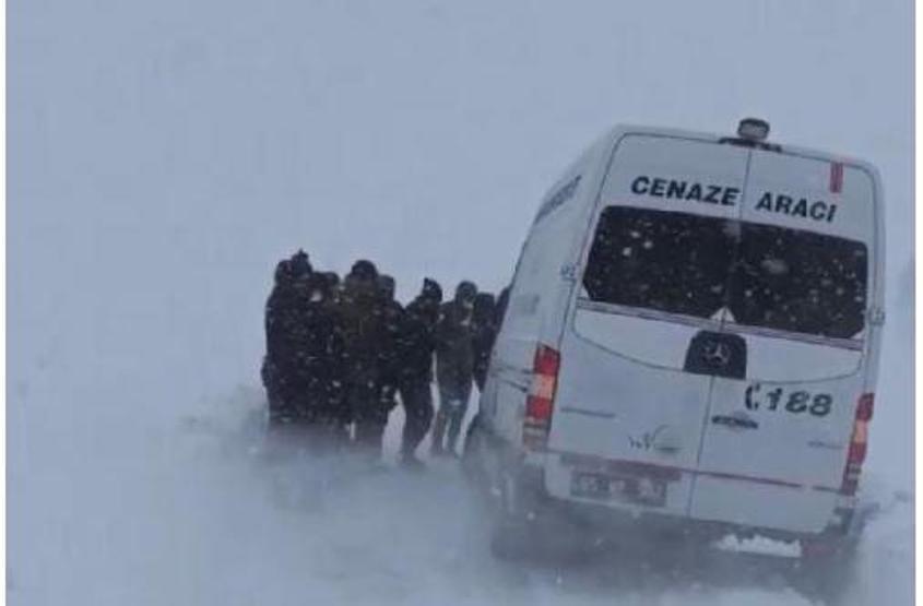 Cenazeyi köye götürürken tipide mahsur kaldılar