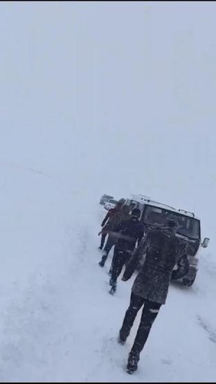 Cenazeyi köye götürürken tipide mahsur kaldılar