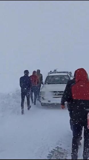 Cenazeyi köye götürürken tipide mahsur kaldılar