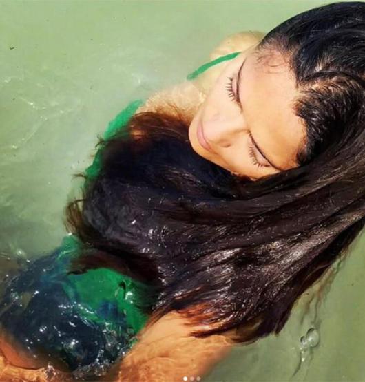 Salma Hayek bikinili fotoğraflarıyla dikkat çekti