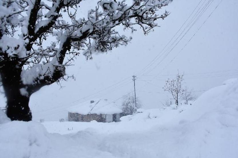 Araçlar 1,5 metrelik karda kayboldu