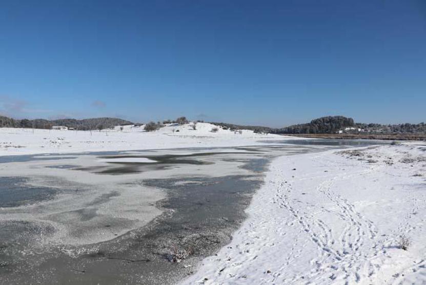 Kuş cenneti Yayla Gölü buz tuttu