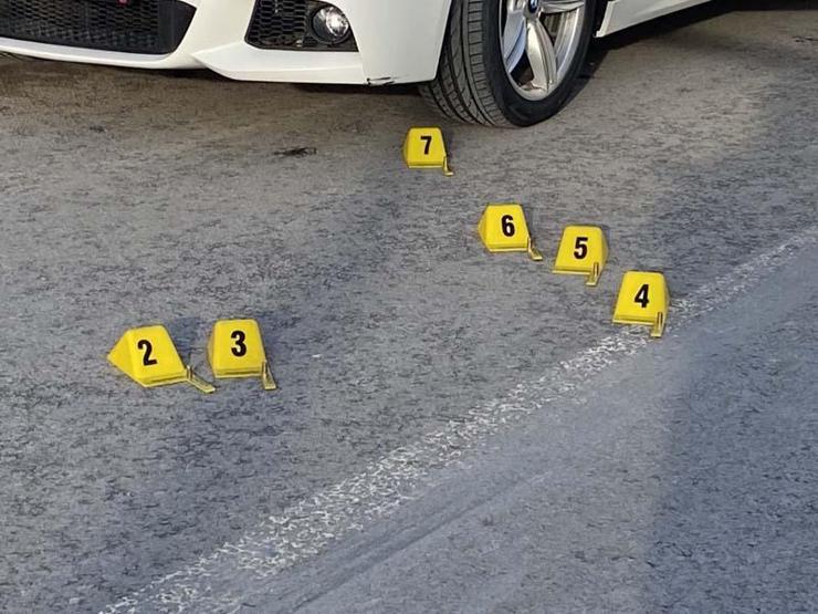Kurşun yağdırdılar İstanbulda lüks otomobile silahlı saldırı