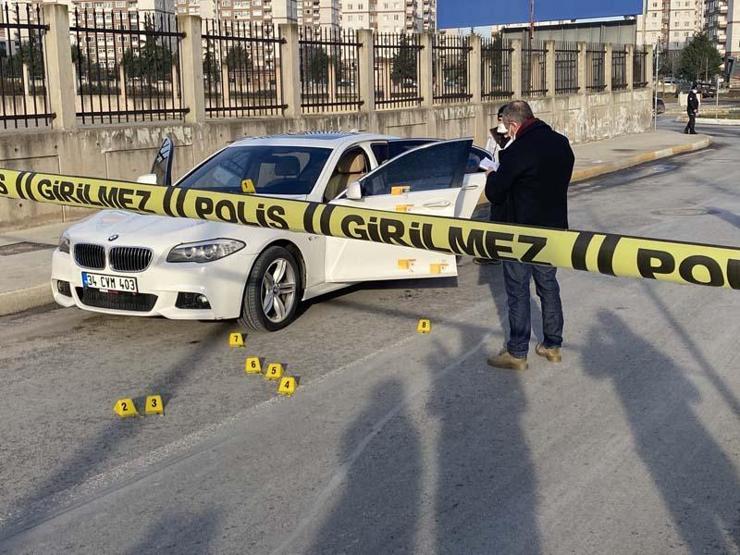 Kurşun yağdırdılar İstanbulda lüks otomobile silahlı saldırı
