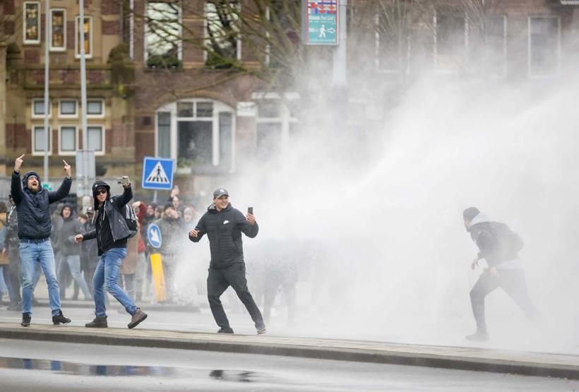Hollanda’da Covid-19 kısıtlamaları karşıtı protesto: 30 gözaltı