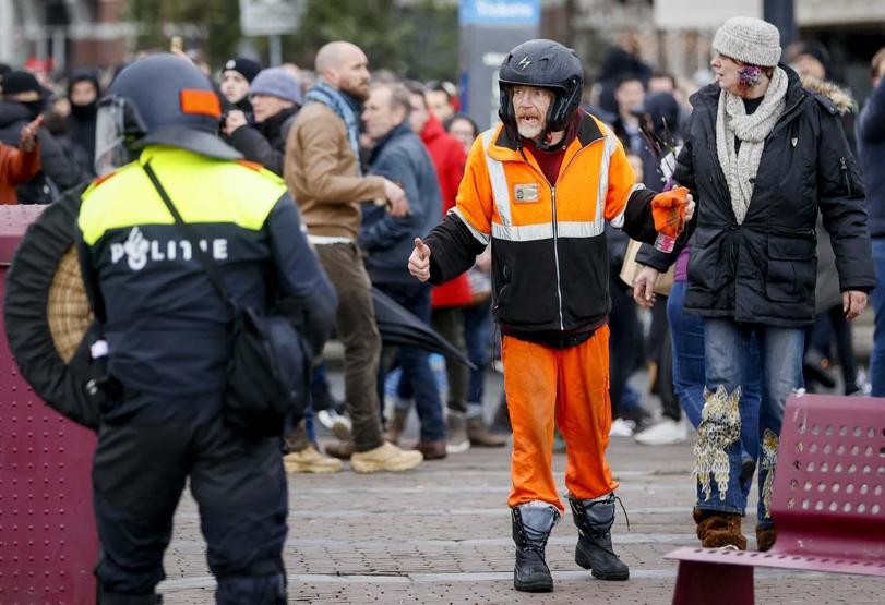 Hollanda’da Covid-19 kısıtlamaları karşıtı protesto: 30 gözaltı