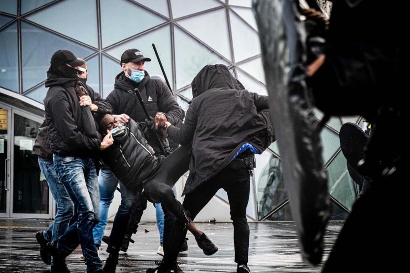 Hollanda’da Covid-19 kısıtlamaları karşıtı protesto: 30 gözaltı