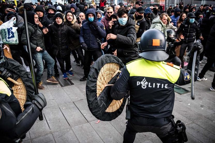Hollanda’da Covid-19 kısıtlamaları karşıtı protesto: 30 gözaltı