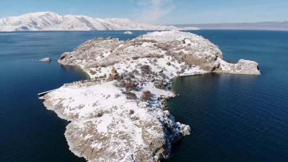 Vanın göz bebeği Akdamar Adasından seyrine doyumsuz kış manzaraları