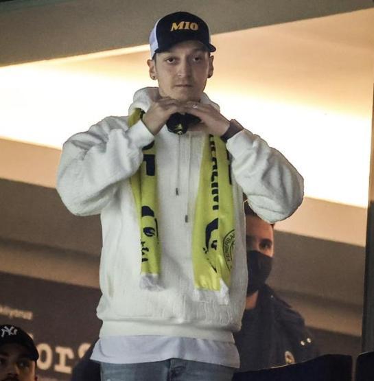 Mesut Özil tribünden izledi