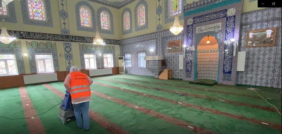 Camiye giren 5 çocuk ortalığı birbirine kattı