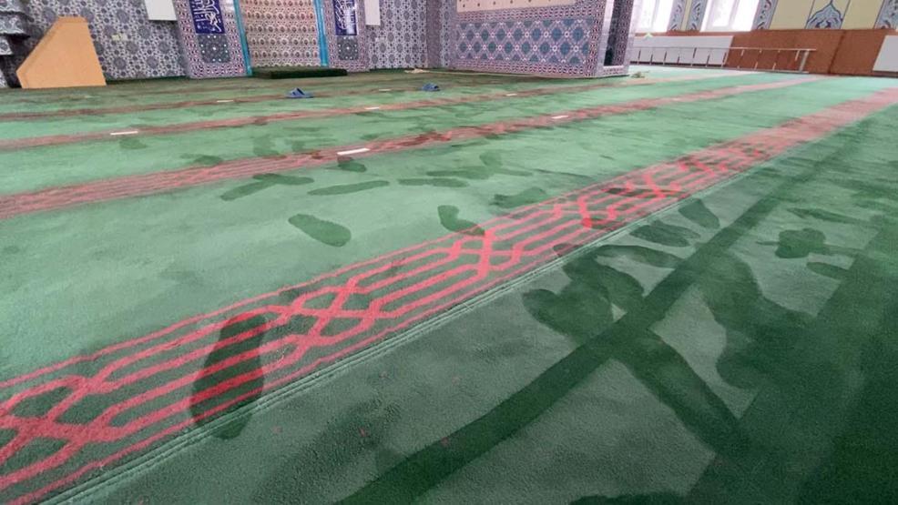 Camiye giren 5 çocuk ortalığı birbirine kattı