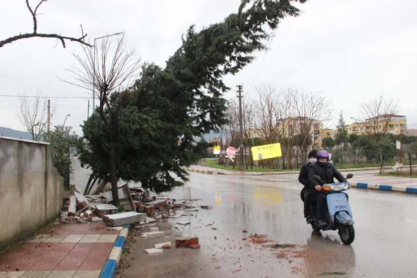 Manisada lodos minare devirdi, çatıları uçurdu