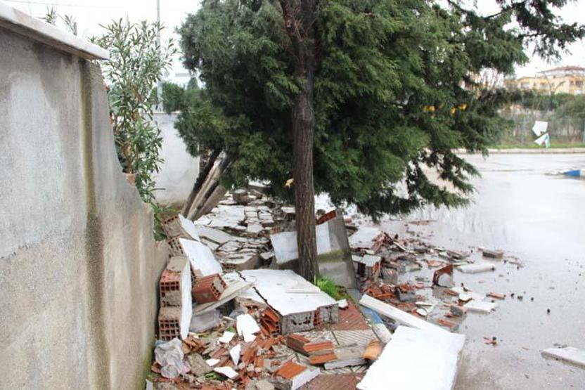 Manisada lodos minare devirdi, çatıları uçurdu