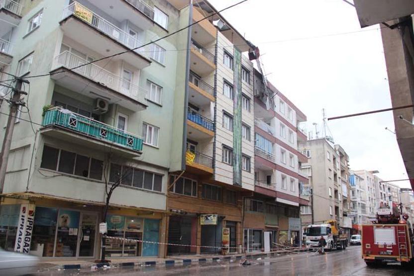 Manisada lodos minare devirdi, çatıları uçurdu