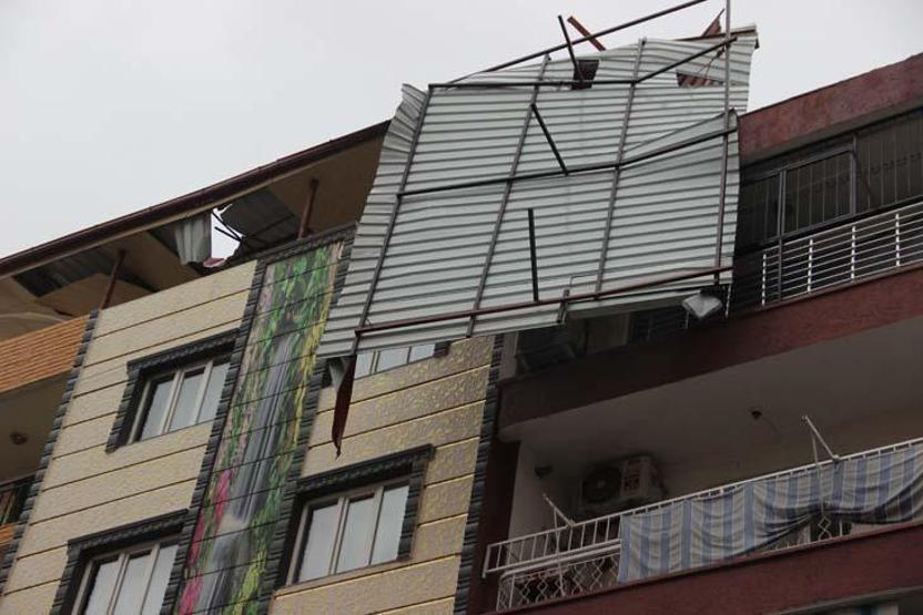 Manisada lodos minare devirdi, çatıları uçurdu