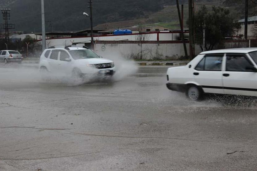 Manisada lodos minare devirdi, çatıları uçurdu