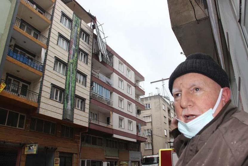 Manisada lodos minare devirdi, çatıları uçurdu