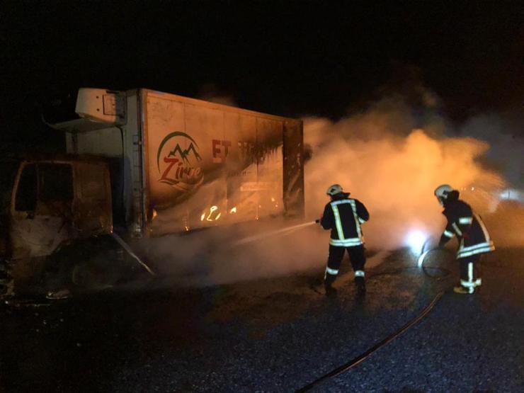 Kamyon alev topuna döndü