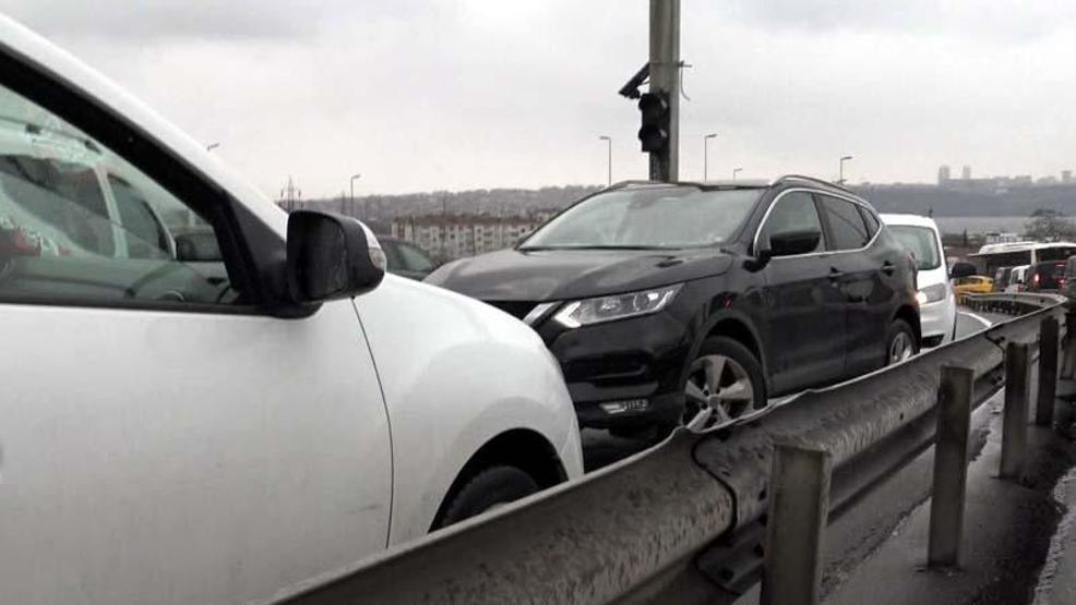 Küçükçekmecede her akşam aynı görüntü; ters yönden giriyor trafiği tehlikeye sokuyorlar