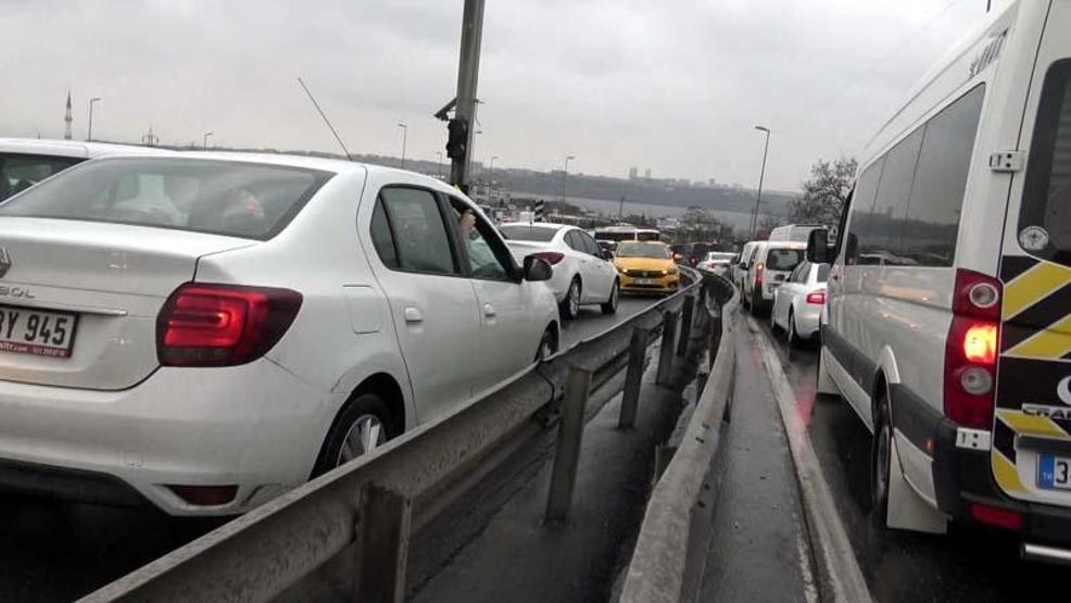 Küçükçekmecede her akşam aynı görüntü; ters yönden giriyor trafiği tehlikeye sokuyorlar