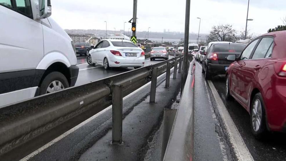 Küçükçekmecede her akşam aynı görüntü; ters yönden giriyor trafiği tehlikeye sokuyorlar
