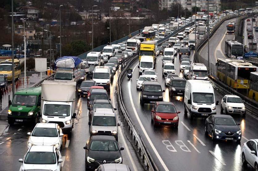 Küçükçekmecede her akşam aynı görüntü; ters yönden giriyor trafiği tehlikeye sokuyorlar