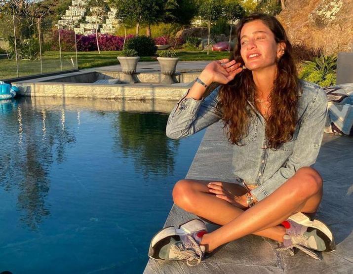 Berrak Tüzünataç panikledi Galoşları ayağında unuttu
