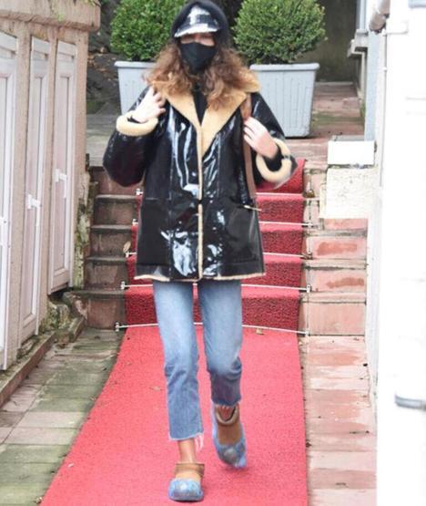 Berrak Tüzünataç panikledi Galoşları ayağında unuttu