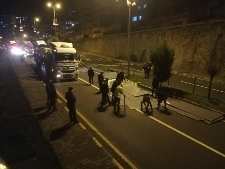 TIRın dorsesindeki saclar yola savruldu