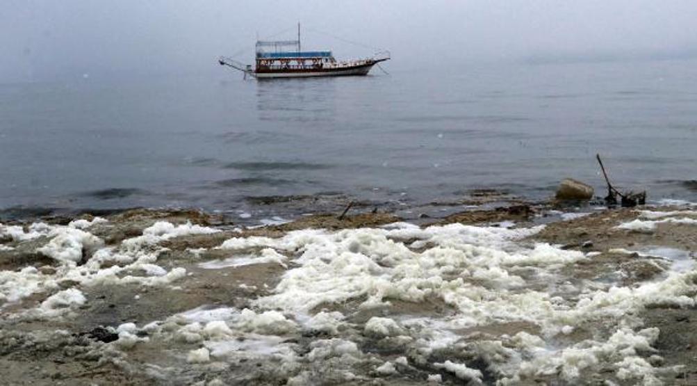 Burdur Gölünün köpürmesi korkuttu