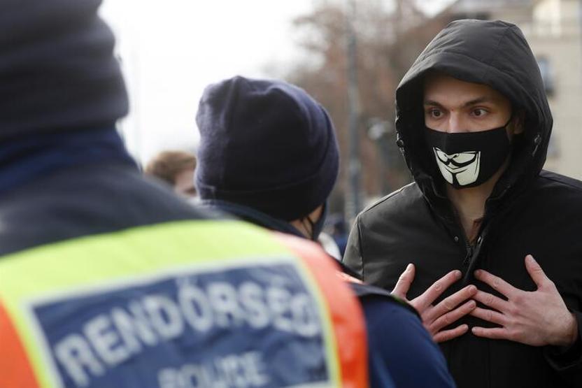 Macaristanda restoran, bar ve kafe sahipleri kısıtlamaları Bıçak kemiğe dayandı diyerek protesto etti