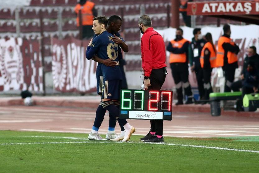 Fenerbahçe son dakika haberleri: Mesut Özil heyecandan yerini şaşırdı