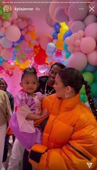 Kylie Jennerın kızı Stormi üç yaşına bastı Evde gösterişli bir parti verdi