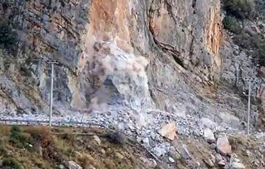 Karayoluna düşen kaya dinamitle kaldırılıyor