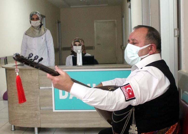 Sazıyla aşı vurulmaya giden halk ozanı Aşık Süphani sağlık çalışanlarına moral verdi
