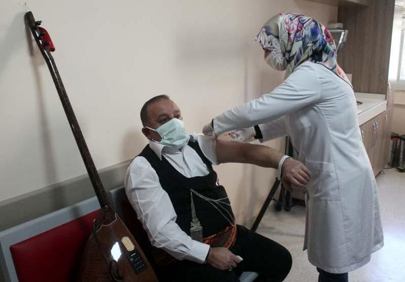 Sazıyla aşı vurulmaya giden halk ozanı Aşık Süphani sağlık çalışanlarına moral verdi