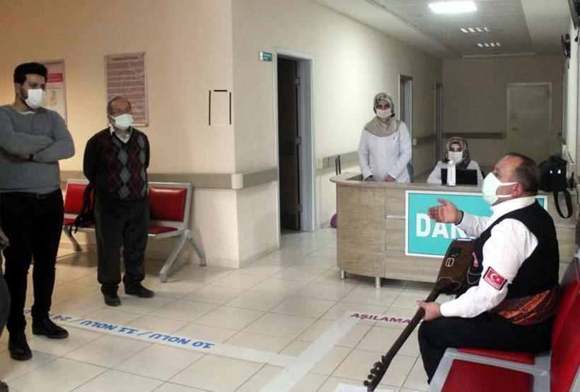 Sazıyla aşı vurulmaya giden halk ozanı Aşık Süphani sağlık çalışanlarına moral verdi