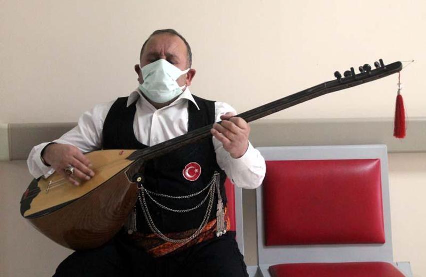 Sazıyla aşı vurulmaya giden halk ozanı Aşık Süphani sağlık çalışanlarına moral verdi