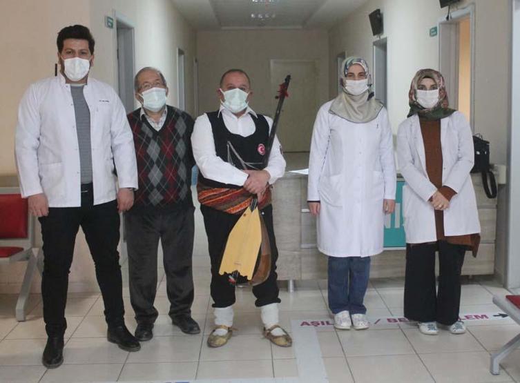 Sazıyla aşı vurulmaya giden halk ozanı Aşık Süphani sağlık çalışanlarına moral verdi