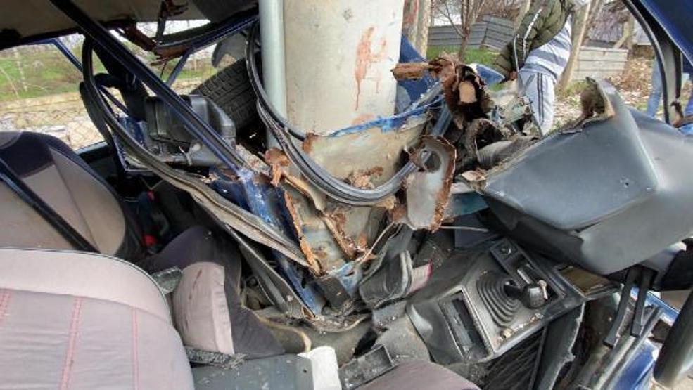 Hurdaya dönen otomobilden dede torun sağ çıktı