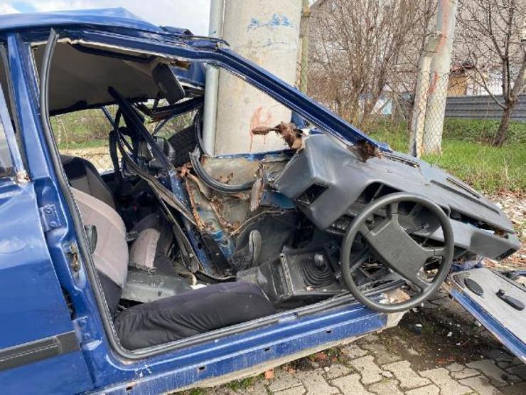 Hurdaya dönen otomobilden dede torun sağ çıktı