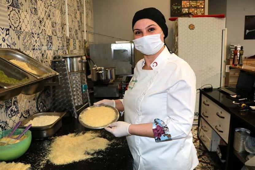 Bu işi öğrenmek için evini sattı Adananın tek kadın künefe ustası: Başaramazsın diyenlere örnek oldum