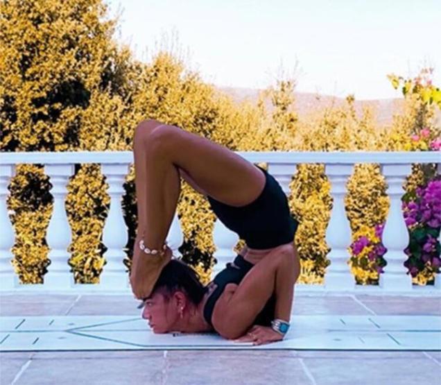 Zeynep Tokuş kızıyla birlikte yoga yaptı