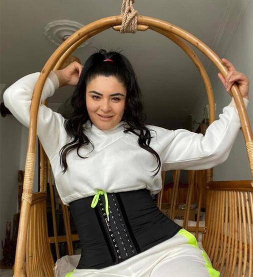 Hanife Gürdalın mini elbisesine eleştiri yağdı
