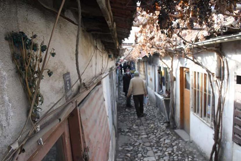 Dünyanın en dar çarşısı olarak biliniyor Çorumdaki 65 yıllık Dikiciler Arastası restore ediliyor