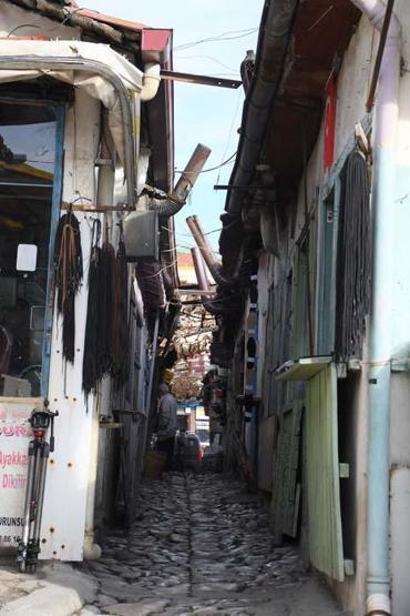 Dünyanın en dar çarşısı olarak biliniyor Çorumdaki 65 yıllık Dikiciler Arastası restore ediliyor
